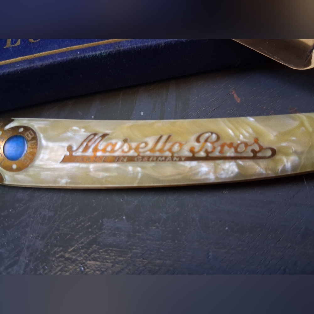 Blue Steel Straight Razor - Cream Handle - Picture 4 of 5